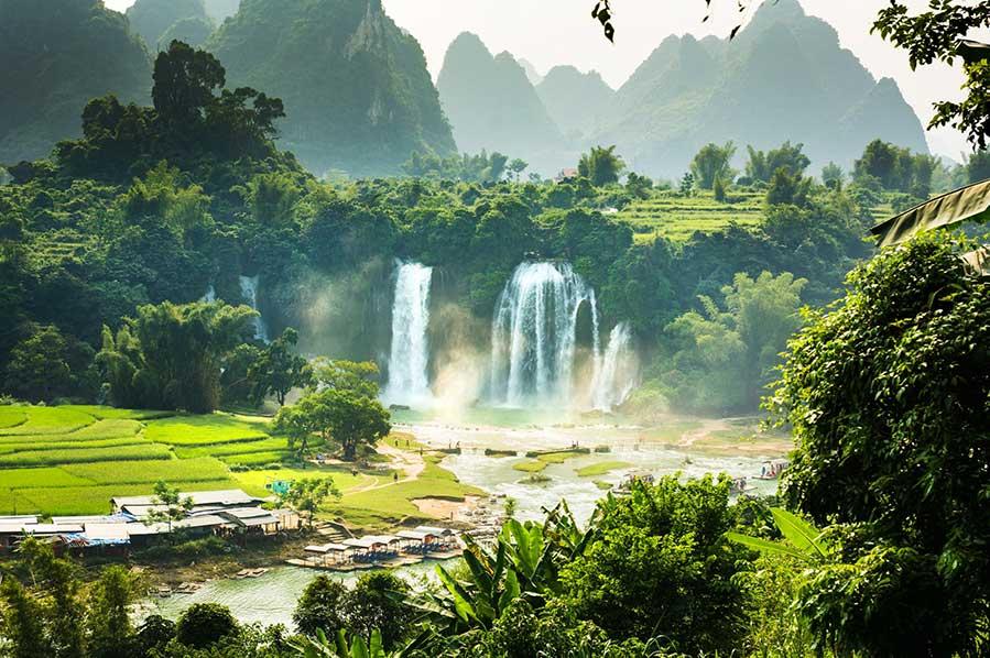 Ban Gioc detian falls with unique natural beauty