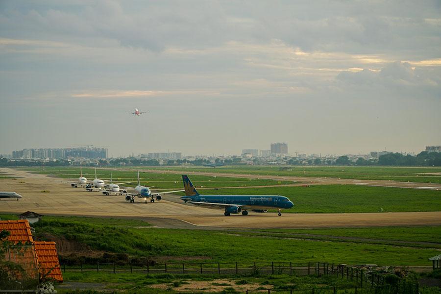 Airplanes landing in Vietnam